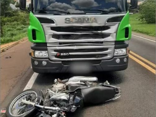 Jovem de 23 anos fica gravemente ferida após colidir moto contra caminhão na MGC-491