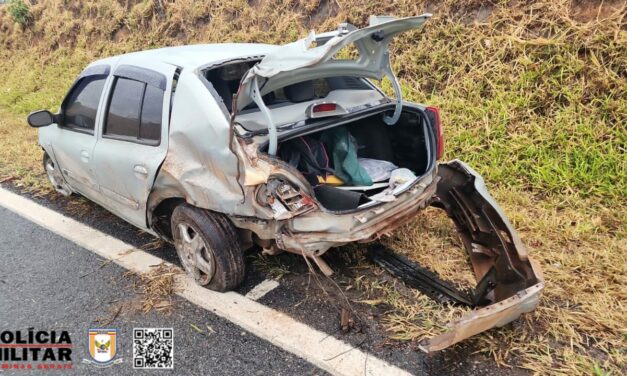 Duas pessoas ficam feridas após carro colidir contra barranco na MG-050