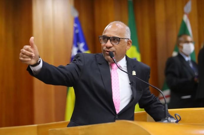Prefeito que perdeu eleição volta atrás e cancela demissão de quase 2 mil servidores