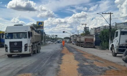 Bombeiros espalham serragem após perigo de derrapagem na BR-354, em Arcos