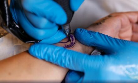 Tatuadora é condenada a indenizar cliente por erro de ortografia: ‘lembraça’