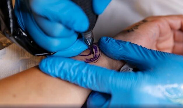 Tatuadora é condenada a indenizar cliente por erro de ortografia: ‘lembraça’