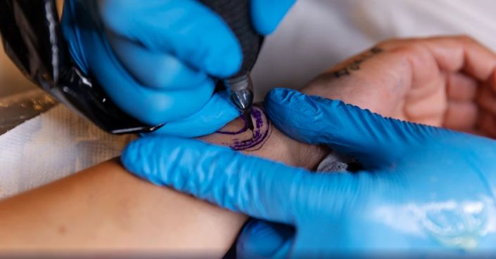 Tatuadora é condenada a indenizar cliente por erro de ortografia: ‘lembraça’