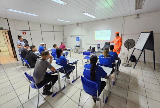 Colaboradores da Tecno 2.000 participam de treinamento de prevenção e combate a incêndio
