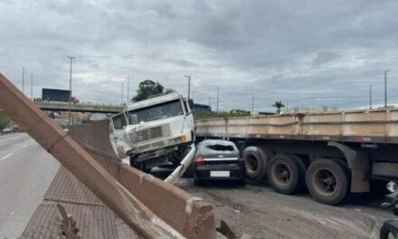 Acidente entre carreta e veículo de passeio interdita totalmente a BR-381