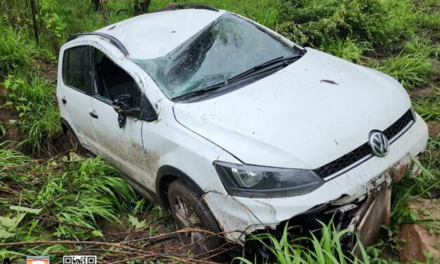 Veículo com cinco pessoas cai em ribanceira na BR-354