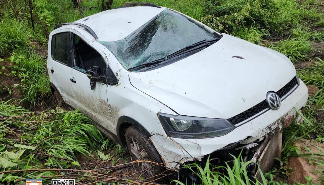Veículo com cinco pessoas cai em ribanceira na BR-354