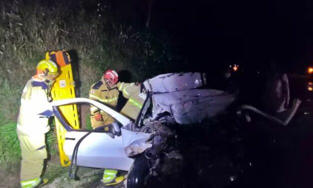 Colisão entre carro e carreta deixa dois mortos e um ferido no Sul de Minas