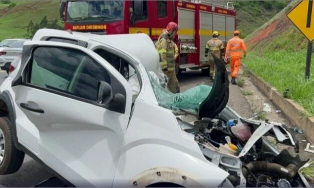 Mulher morre após bater de frente com caminhão em acidente na BR-116