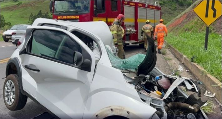 Mulher morre após bater de frente com caminhão em acidente na BR-116