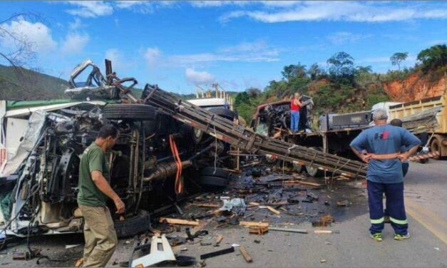 Grave acidente entre carretas e ônibus fecha a BR-381