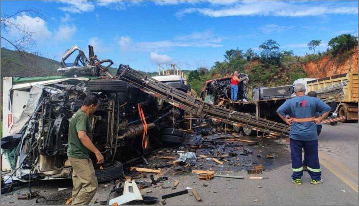 Grave acidente entre carretas e ônibus fecha a BR-381