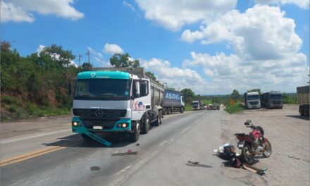Idoso se fere após colisão frontal entre moto e caminhão na MG-050, em Formiga