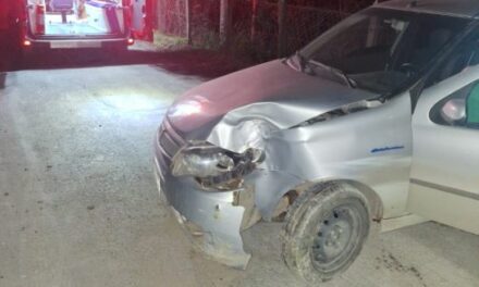 Veículo colide contra árvore ao passar por quebra-molas em Arcos
