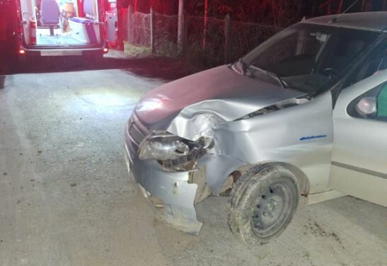 Veículo colide contra árvore ao passar por quebra-molas em Arcos
