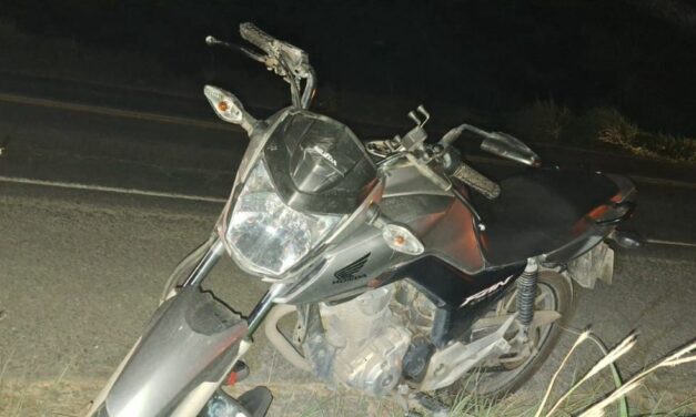 Colisão entre moto e caminhonete deixa casal ferido na BR-354, em Arcos