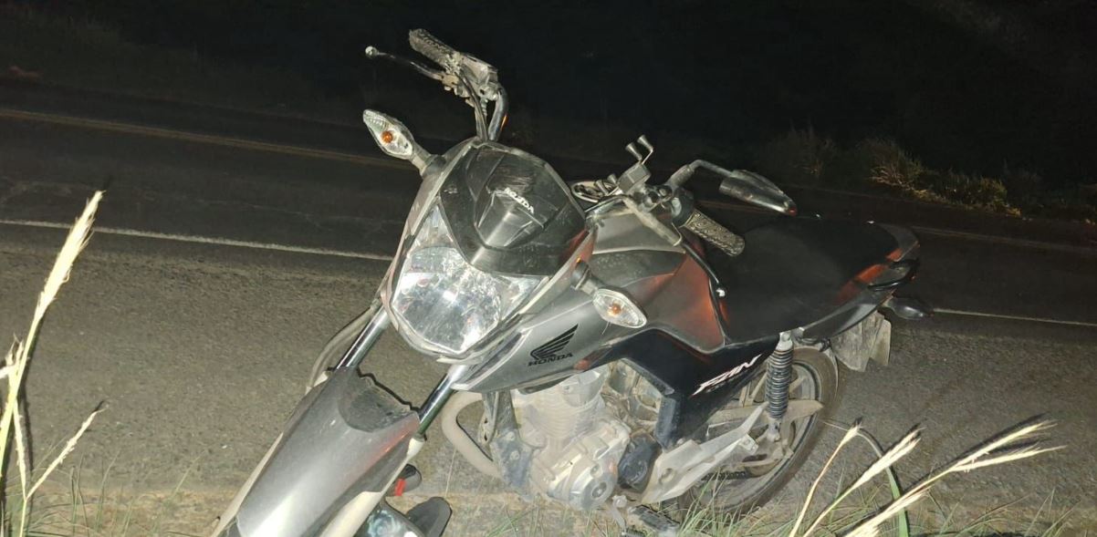 Colisão entre moto e caminhonete deixa casal ferido na BR-354, em Arcos