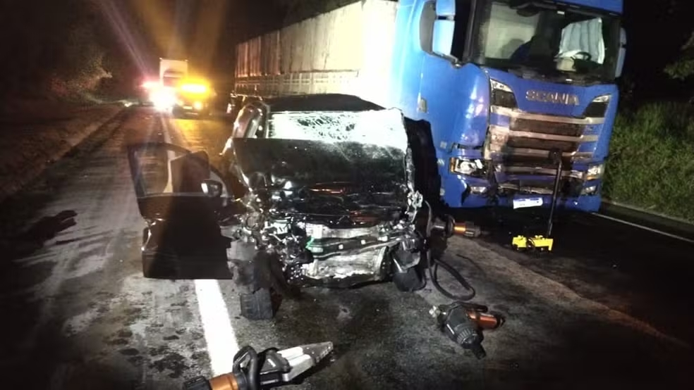Homem morre após bater de frente com caminhão na MG-050