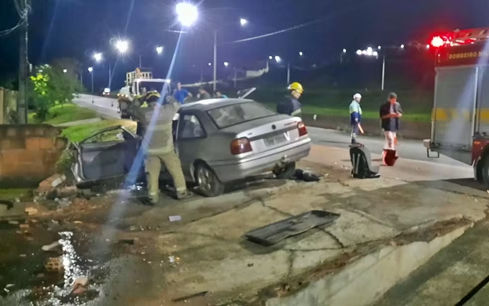 Passageira morre após carro bater em placa de sinalização e mureta no Sul de Minas