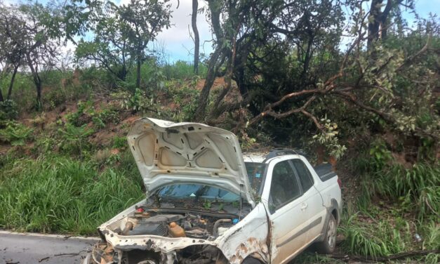 Formiga: mulher fica gravemente ferida após veículo cair em ribanceira na MG-050