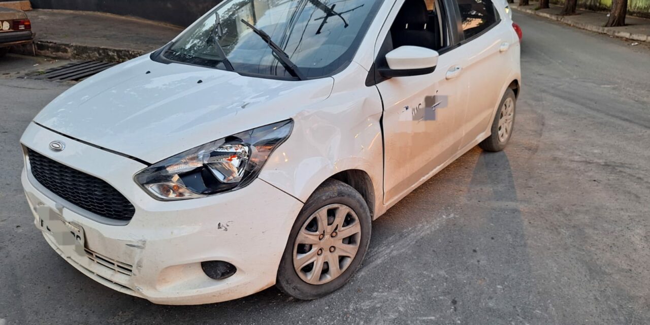 Motociclista fica ferida após colisão com automóvel, em Arcos