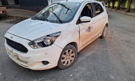 Motociclista fica ferida após colisão com automóvel, em Arcos