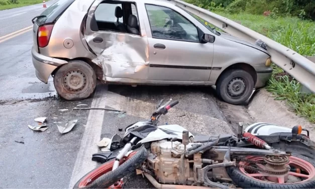 Carro derrapa, colide com uma moto e deixa motociclista ferido