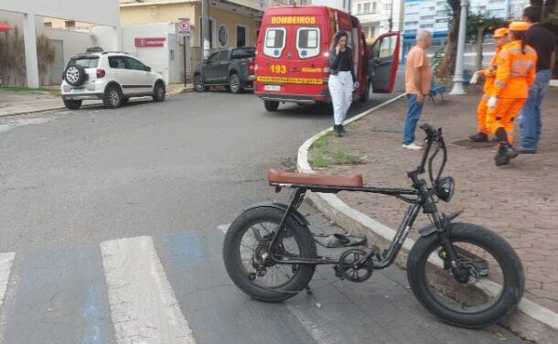 Colisão entre bicicleta elétrica e automóvel é registrada na praça Ferreira Pires, em Formiga