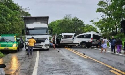 Grave acidente entre Van e caminhão na MG-423 deixa mortos e feridos