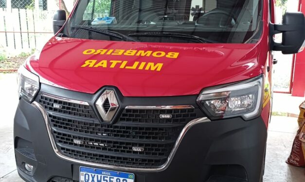 Corpo de Bombeiros socorre homem após cair de andaime de 3 metros em Arcos