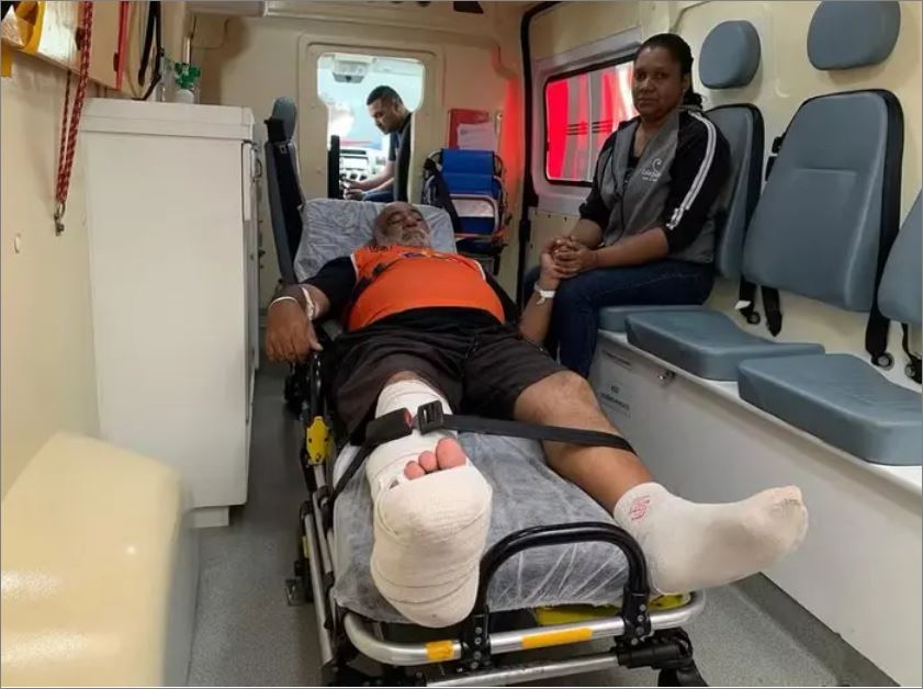 Presidente do Atlético visita fotógrafo atingido por explosivo e oferece apoio