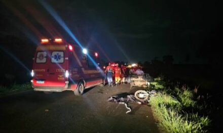 Motociclista bate em moto com carretinha, é atropelado por carro e morre em MG