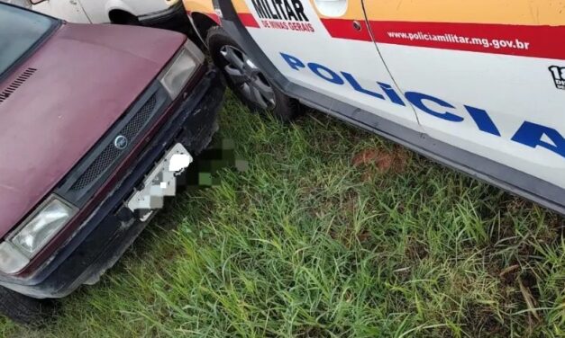 Homem agride mulher em assalto, tenta atropelar PMs e é preso em Divinópolis