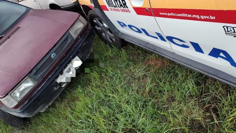 Homem agride mulher em assalto, tenta atropelar PMs e é preso em Divinópolis