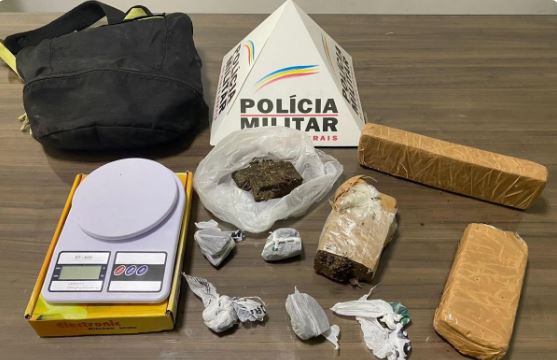 Dupla que cumpre pena por tráfico é presa com barras de maconha horas após deixar a cadeia