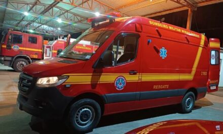 Criança morre após cair de garupa em ultrapassagem; mãe pilotava moto sem CNH