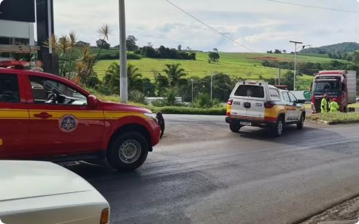 Motociclista morre em acidente com caminhão no trevo de Guaxupé, MG