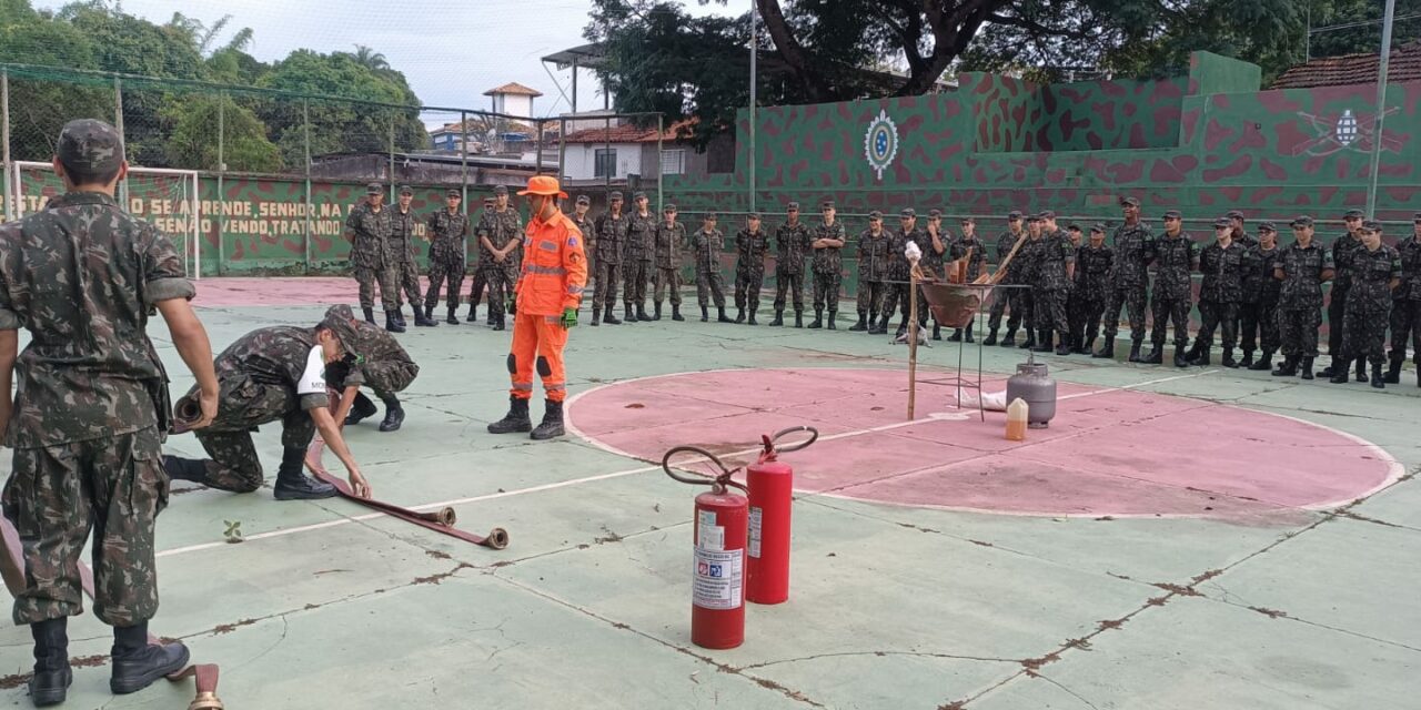 Atiradores do TG participam de treinamento de primeiros socorros e combate a incêndio com Corpo de Bombeiros