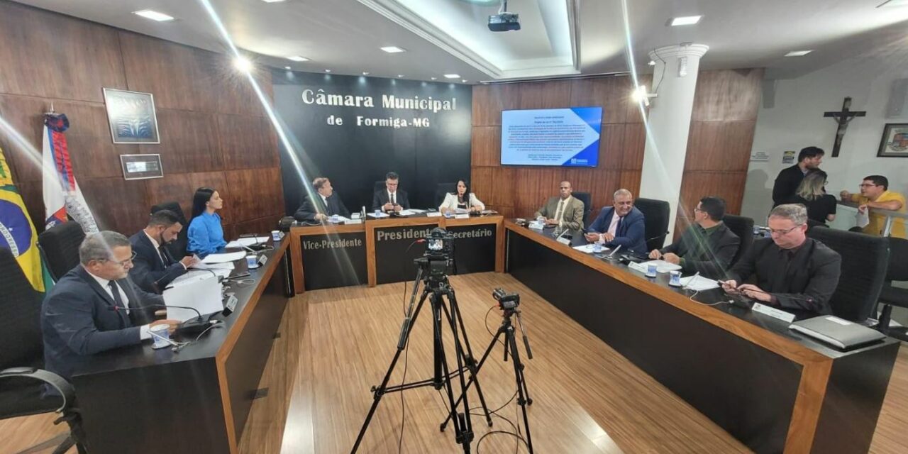 Câmara Municipal de Formiga aprova projetos e celebra a Semana da Consciência Negra