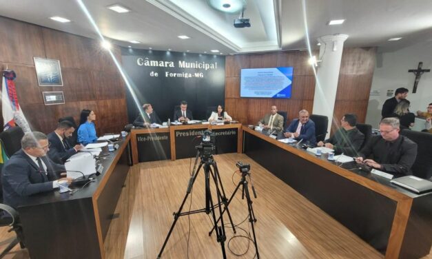 Câmara Municipal de Formiga aprova projetos e celebra a Semana da Consciência Negra