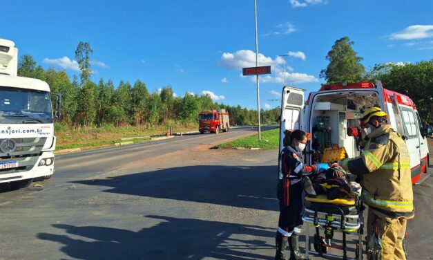 Homem fica ferido após colisão entre moto e caminhão na MG-170, em Arcos