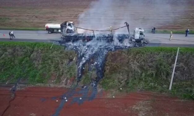 Caminhão carregado com linhas de tricô fica destruído após pegar fogo em Campestre, MG