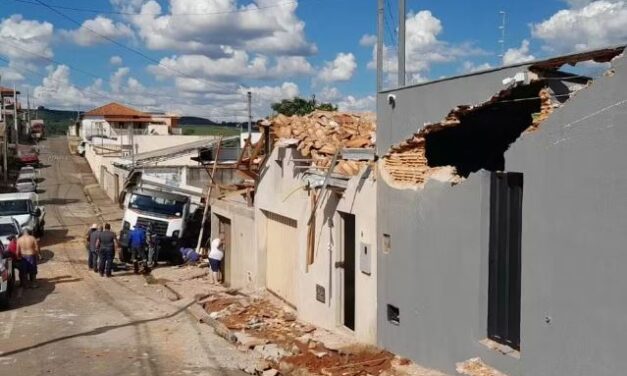 Caminhão desce de ré, destrói seis casas e atinge dois carros no Sul de Minas