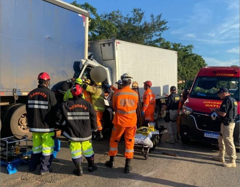 Motorista fica ferido em acidente na BR-381