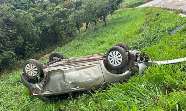 Veículo com dois jovens capota na MG-050, em Pedra do Indaiá