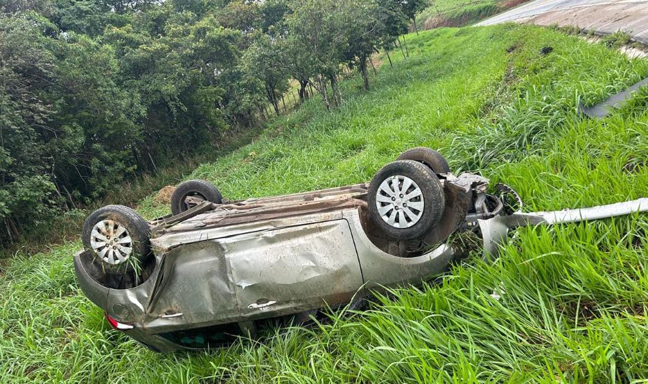 Veículo com dois jovens capota na MG-050, em Pedra do Indaiá