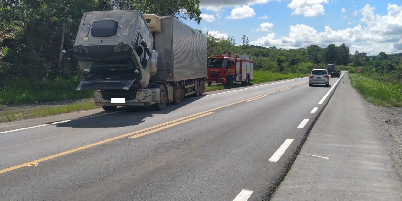 Corpo de Bombeiros é acionado após caminhão baú vazar óleo na BR-354, sentido Candeias