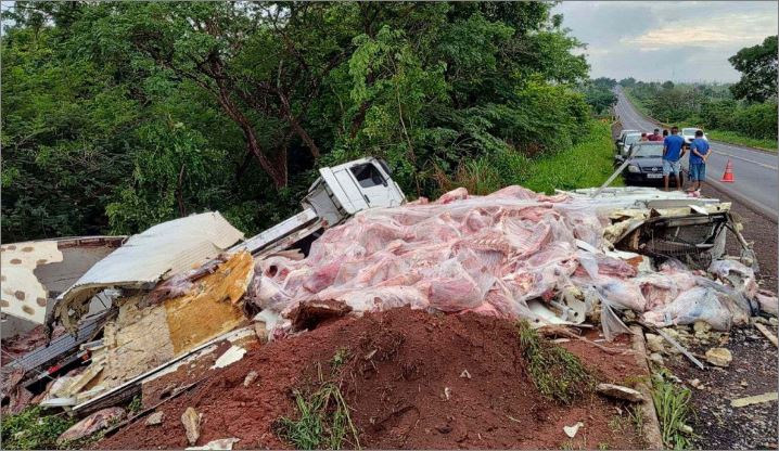 Carreta carregada com carne tomba durante assalto na BR-364 e carga é saqueada