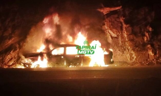 Caminhonete pega fogo após acidente com carreta na BR-262