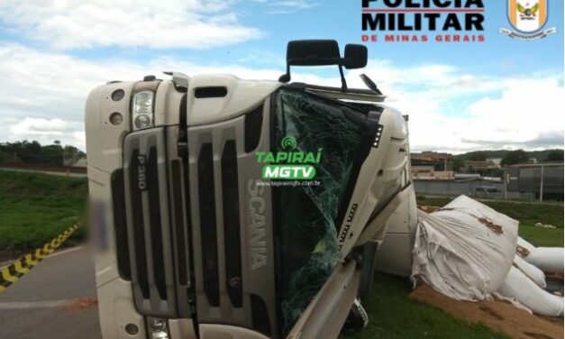 Motorista fica ferido após carreta tombar na MG-050